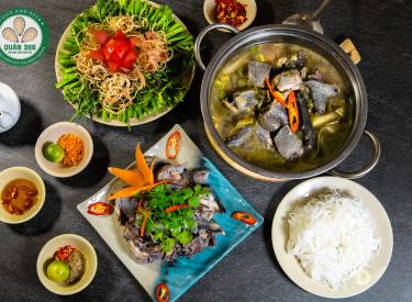 Lẩu gà ác lá giang